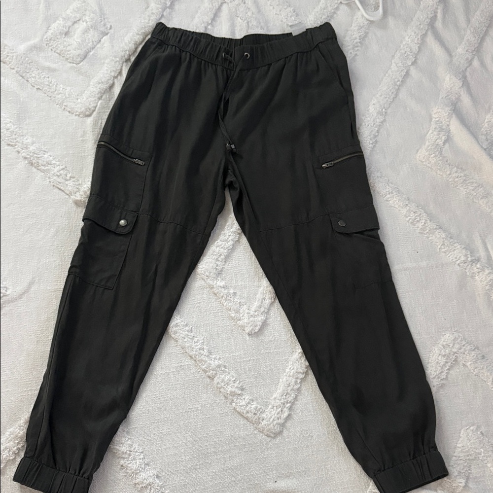 Khaki trousers with elastic waist, size M